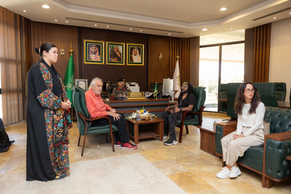 Turki_alalshikh's tweet image. صور من زيارة المخرج الكبير Phillip Noyce لأماكن مختلفة وسجون تابعة لوزارة الداخلية للتعاون في انتاجنا الضخم مع وزارة الداخلية مشكورة لقصة حقيقية من بطولات رجال الامن في مكافحة المخدرات … فيلم عبارة عن ملحمة سعودية كبيرة …  
المخرج قام باخراج افلام عالمية منها فيلم The Bone