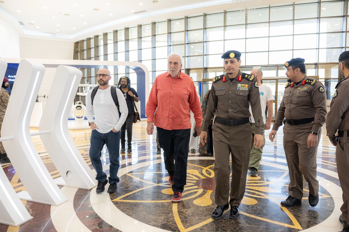 Turki_alalshikh's tweet image. صور من زيارة المخرج الكبير Phillip Noyce لأماكن مختلفة وسجون تابعة لوزارة الداخلية للتعاون في انتاجنا الضخم مع وزارة الداخلية مشكورة لقصة حقيقية من بطولات رجال الامن في مكافحة المخدرات … فيلم عبارة عن ملحمة سعودية كبيرة …  
المخرج قام باخراج افلام عالمية منها فيلم The Bone