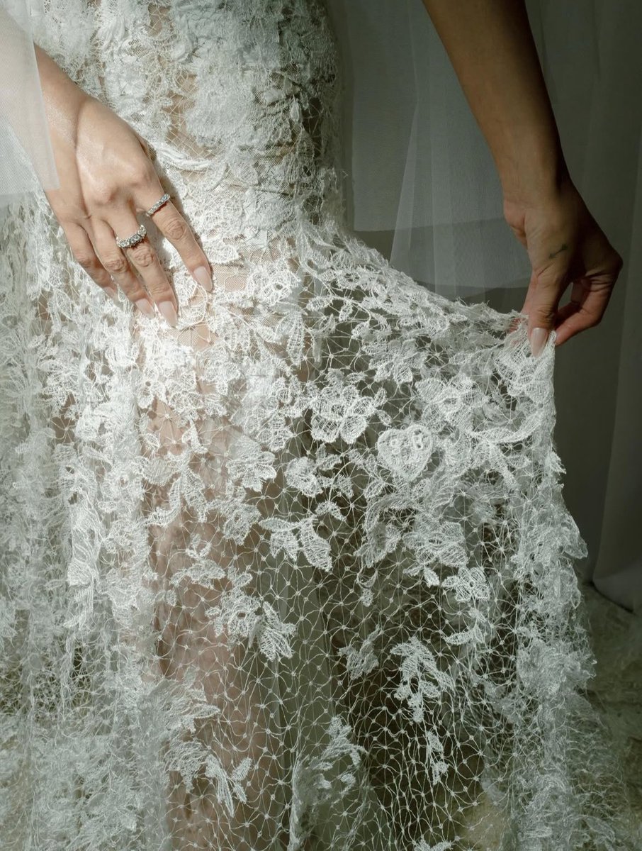 PortalSelenaBR's tweet photo. Detalhes do vestido e buquê de Selena Gomez!🥺 https://t.co/kvhUPnW643