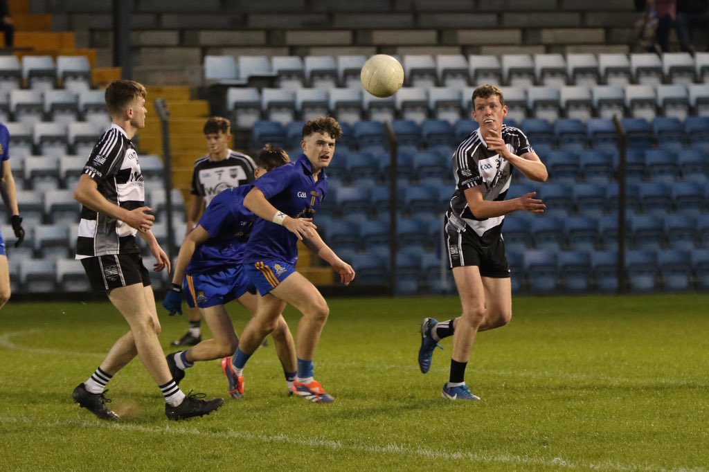 Donoughmore retain P2 title in thrilling victory over gallant St Finbarrs 🏐🏐

🏆 <a href="/RebelOg_/">Rebel Og</a> Fé 18 P2 FC Final
🏟️Pairc Ui Rinn
⏰ FT

⚫️⚪️ <a href="/DonoughmoreGaa/">Donoughmore GAA</a> 2-18
🔵🟡 <a href="/the_Barrs/">St Finbarr’s National H&F Club</a> 3-12

A few pics …
