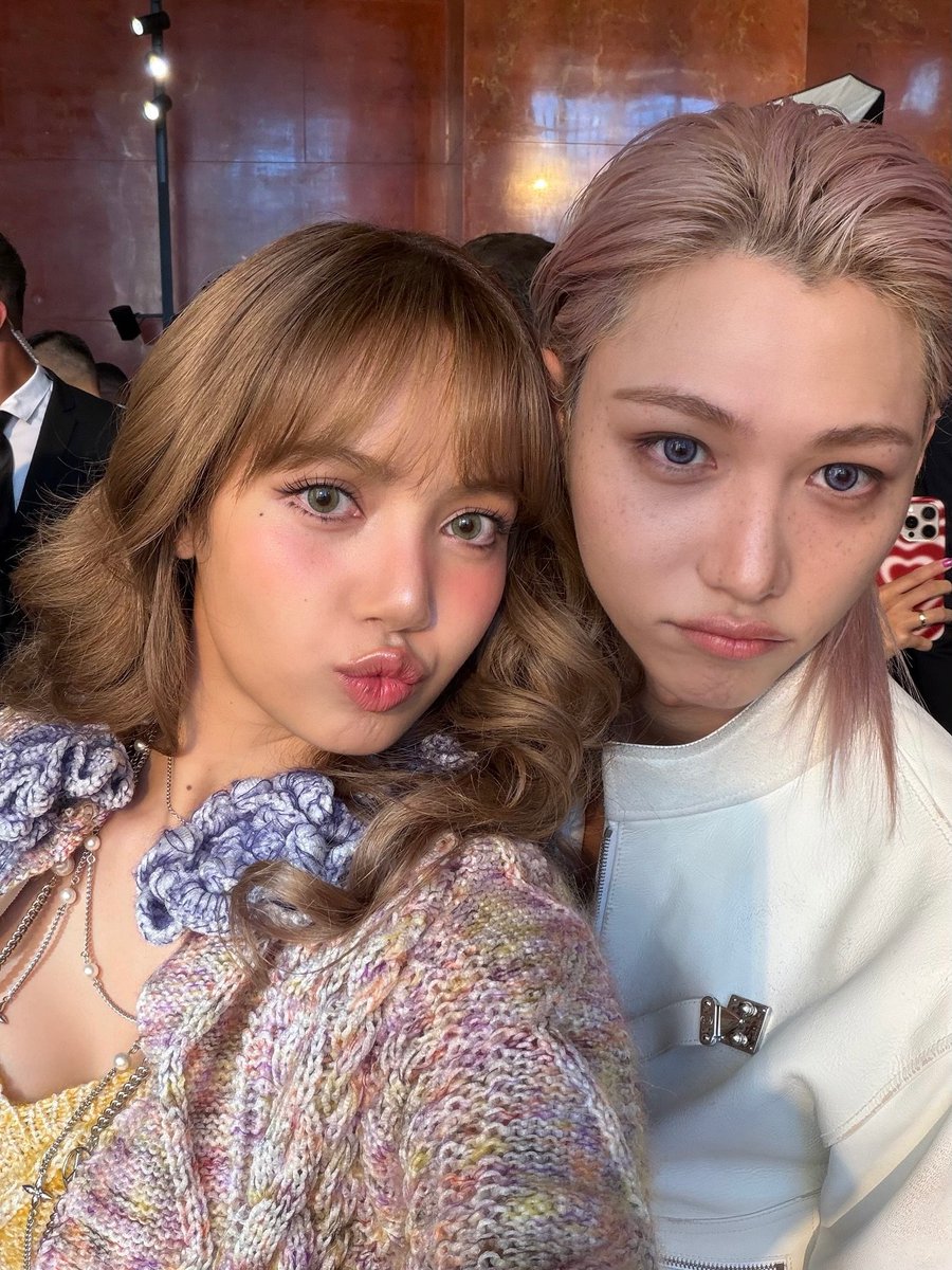kchartsmaster's tweet photo. Felix and LISA pose for pictures together. https://t.co/ErcUVPscux