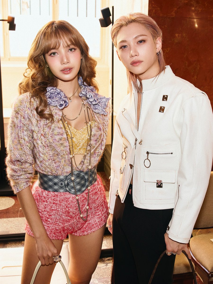 kchartsmaster's tweet photo. Felix and LISA pose for pictures together. https://t.co/ErcUVPscux