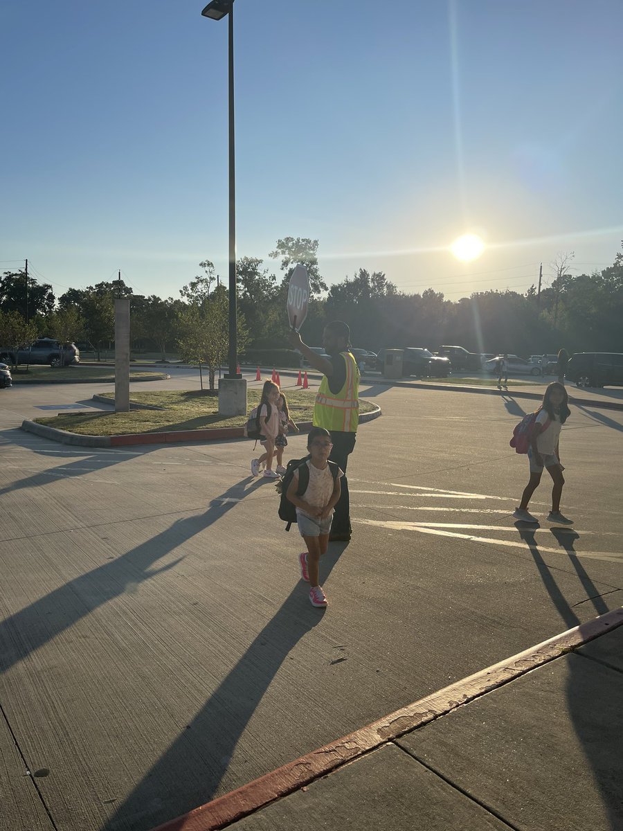 Mr. Moore, thank you for volunteering to keep our precious students safe!!@HumbleISD_GE