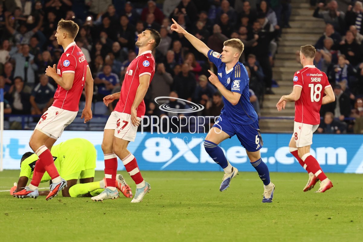 John_M100's tweet photo. 2 shots 2 goals and not a single save by either keeper in the @SkyBetChamp match between @LCFC &amp; @Wrexham_AFC tonight. Plenty of effort by both sides &amp; @leicsccc take the plaudits at Half time with the @CountyChamp Div 2 trophy on show. #Foxestogether https://t.co/OFB06EDxEp