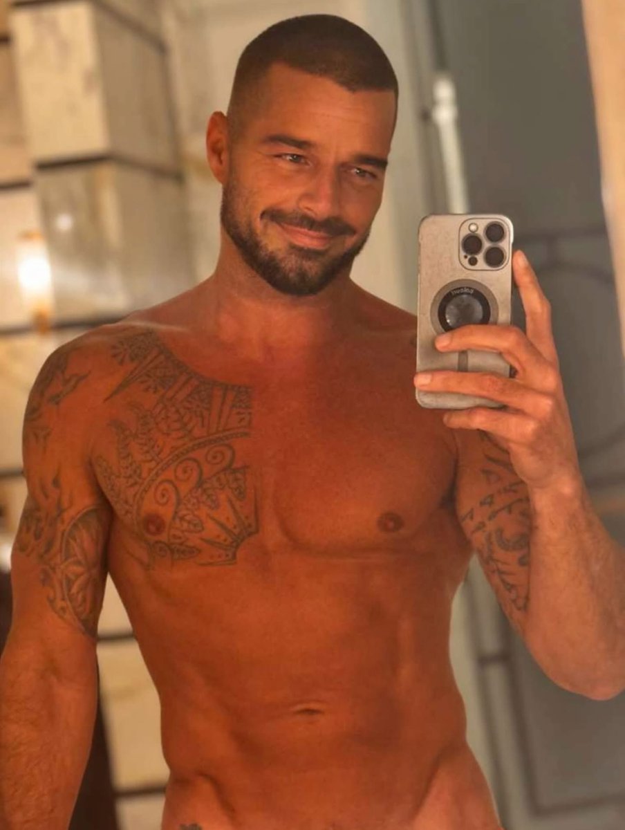 insidebeautypr's tweet photo. Ricky Martín enciende las redes con su nueva fotografía con poca ropa 🔥😍 !BORICUA POWER! @ricky_martin https://t.co/Kj7bkMyCLv