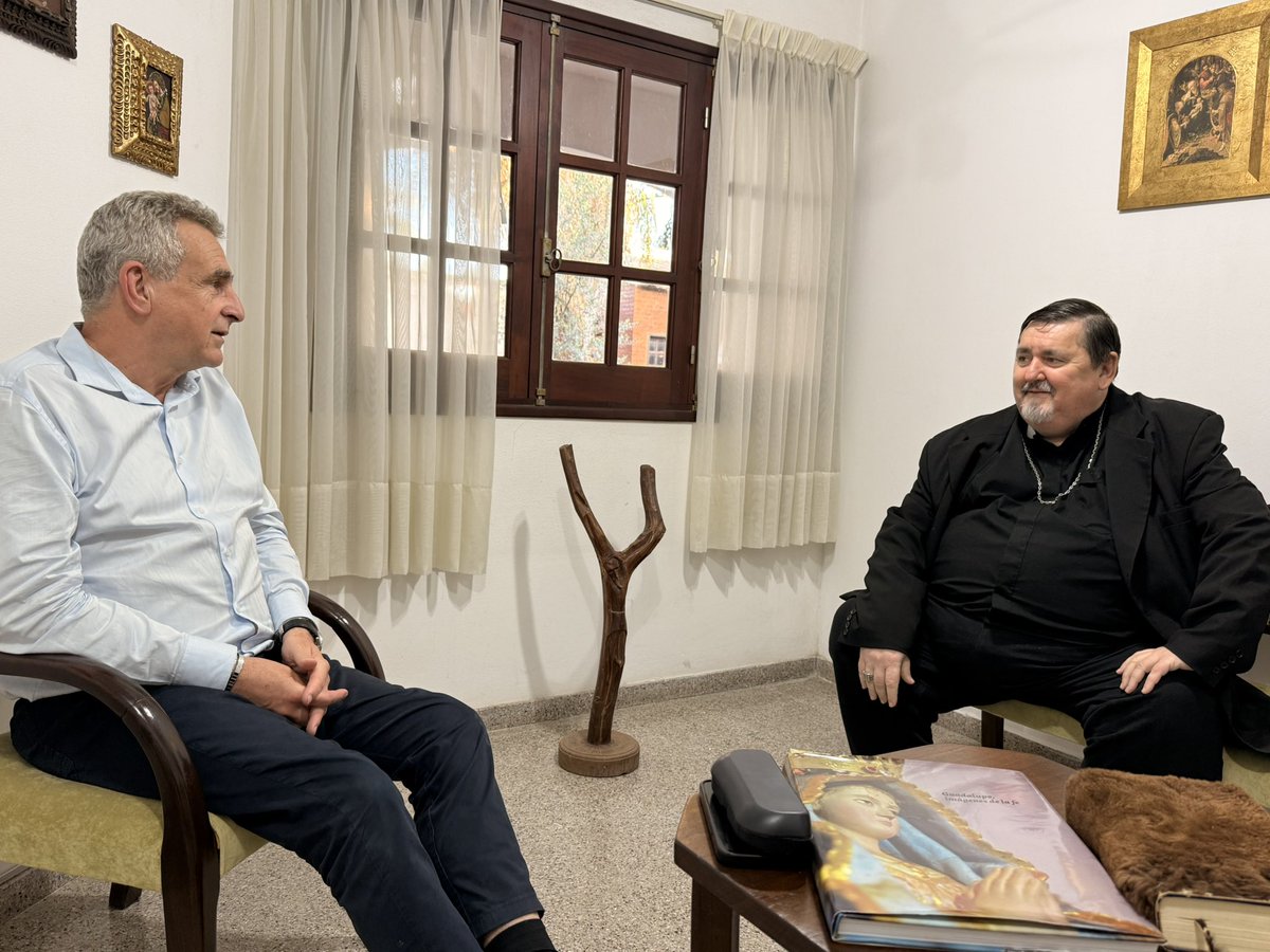 En  Reconquista, tuve el placer de ser recibido por el Obispo Mons. Angel José Macin. 

Muy agradecido por la charla. Siempre enriquece el diálogo y el intercambio de miradas con quien es la máxima autoridad pastoral de la región.