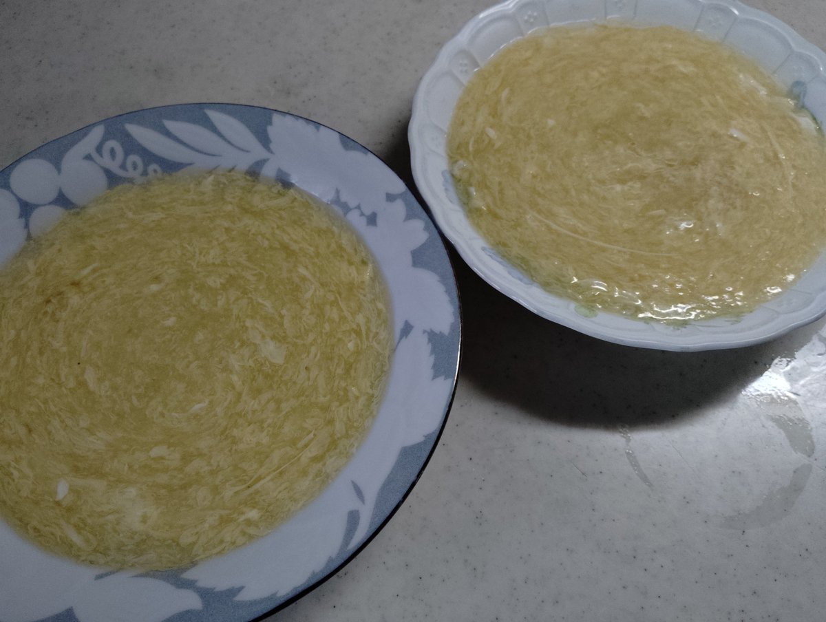 中華卵スープの作り方（２人分、調理時間５分）
①鍋に水500mlを入れ
②鶏がらスープ小さじ２、塩一摘まみ
③お酒ドボドボ
④水溶き片栗粉（片栗粉大さじ1）とろみ付け
⑤卵2個をよく溶いておく
⑥沸騰したらスープを回すようにかき混ぜながら、少し高い所から⑥の卵を糸のように垂らす