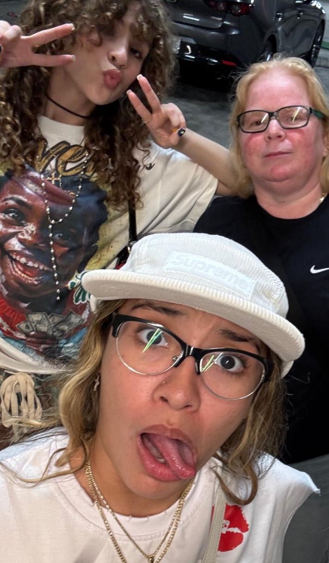 Te extraño mucho, pero entiendo que este tiempo es para tu bienestar, y eso es lo más importante. Siempre estaré aquí para ustedes nunca lo olviden. 🫶🏻