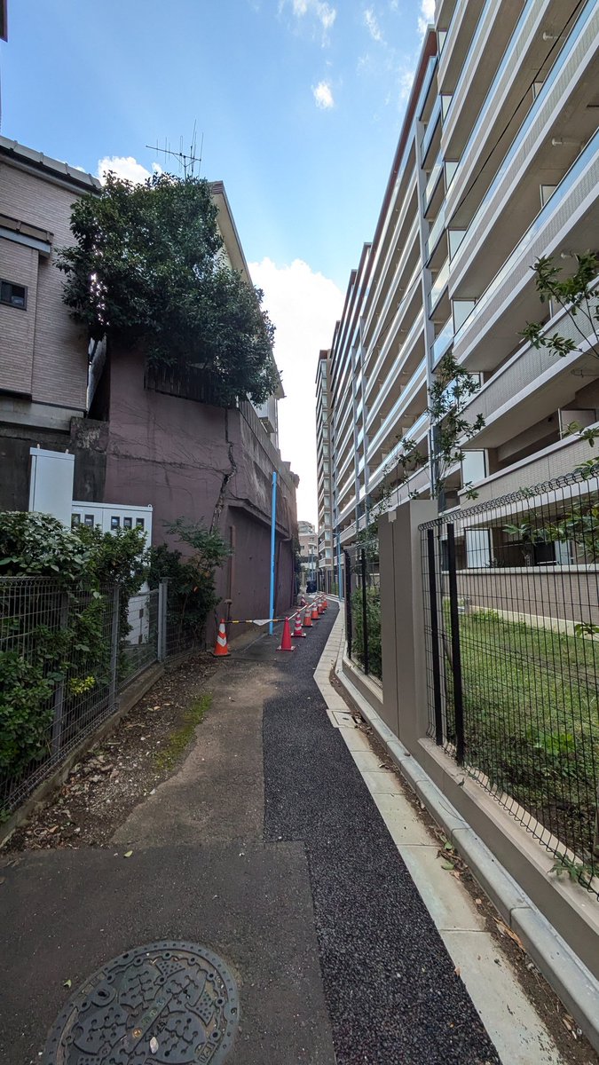 Kitcat52001's tweet image. プラウドシティ方南町の崩落擁壁との間には狭い通路がありましたが、昨年８月の段階でも、擁壁がひび割れで通路は通行止めにして、いつか倒壊しそうで、通り抜けは断念した覚え

東京・杉並で住宅倒壊、隣接マンション敷地になだれ込み　けが人なし(朝日新聞)
#Yahooニュース
news.yahoo.co.jp/articles/dc030…