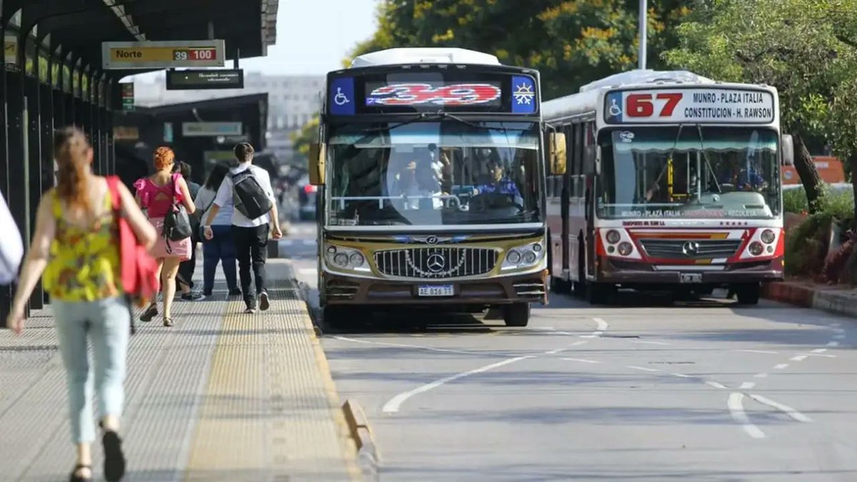 AmbaTransporte's tweet photo. VIAJAR SERA MAS CARO 💸🫠
🚇➕️Desde mañana 1/10 el SUBTE aumenta un 3,9% y el boleto pasará a costar $1112
🚐➕️Los colectivos de ciudad y provincia también tendrán una actualización de tarifas. El mínimo en CABA será de $546,54, mientras que en PBA el mínimo será de $550,42 https://t.co/HrwKKcPmOx