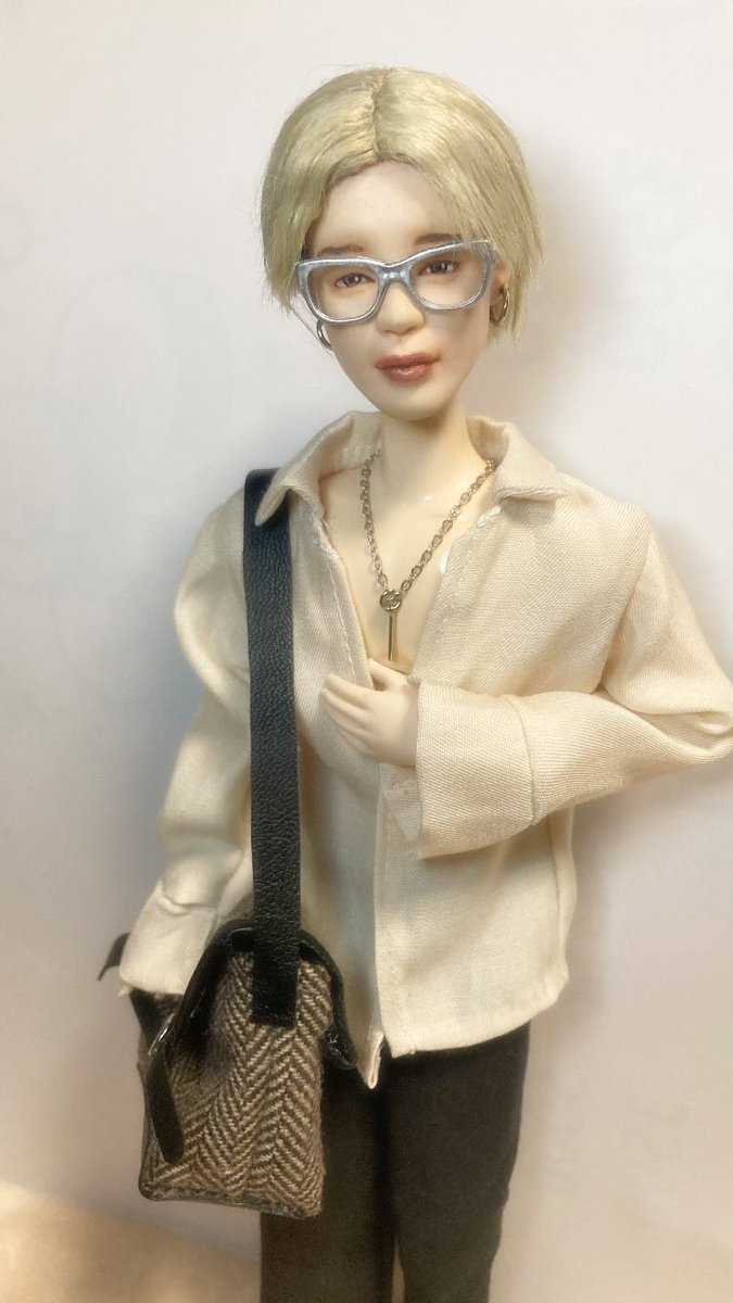 chiemin924's tweet image. ジミンが笑ってた
涙ポロポロでて
大好きな気持ちをマテルさんに︎💕︎
メガネのフレームに色を塗って
シャツは自分の着なくなったシャツを切ってぽいニュアンスのシャツを縫い
バッグの生地は息子の小さい頃のズボンを生地としておいてあったのを使用して作ったよ︎💕︎
 #マテルドールbts
 #Jimin