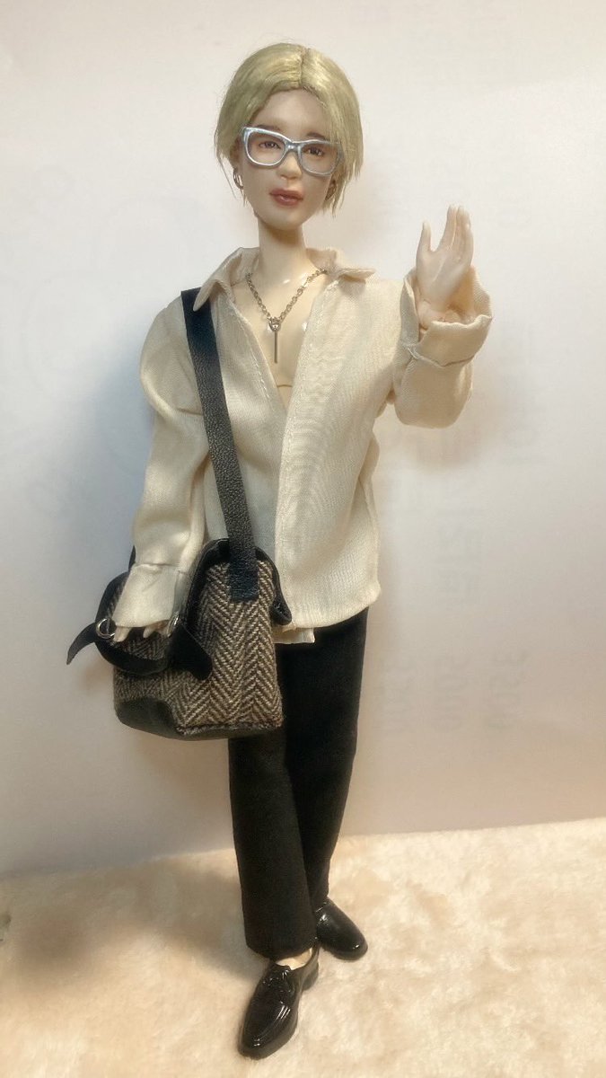 chiemin924's tweet image. ジミンが笑ってた
涙ポロポロでて
大好きな気持ちをマテルさんに︎💕︎
メガネのフレームに色を塗って
シャツは自分の着なくなったシャツを切ってぽいニュアンスのシャツを縫い
バッグの生地は息子の小さい頃のズボンを生地としておいてあったのを使用して作ったよ︎💕︎
 #マテルドールbts
 #Jimin