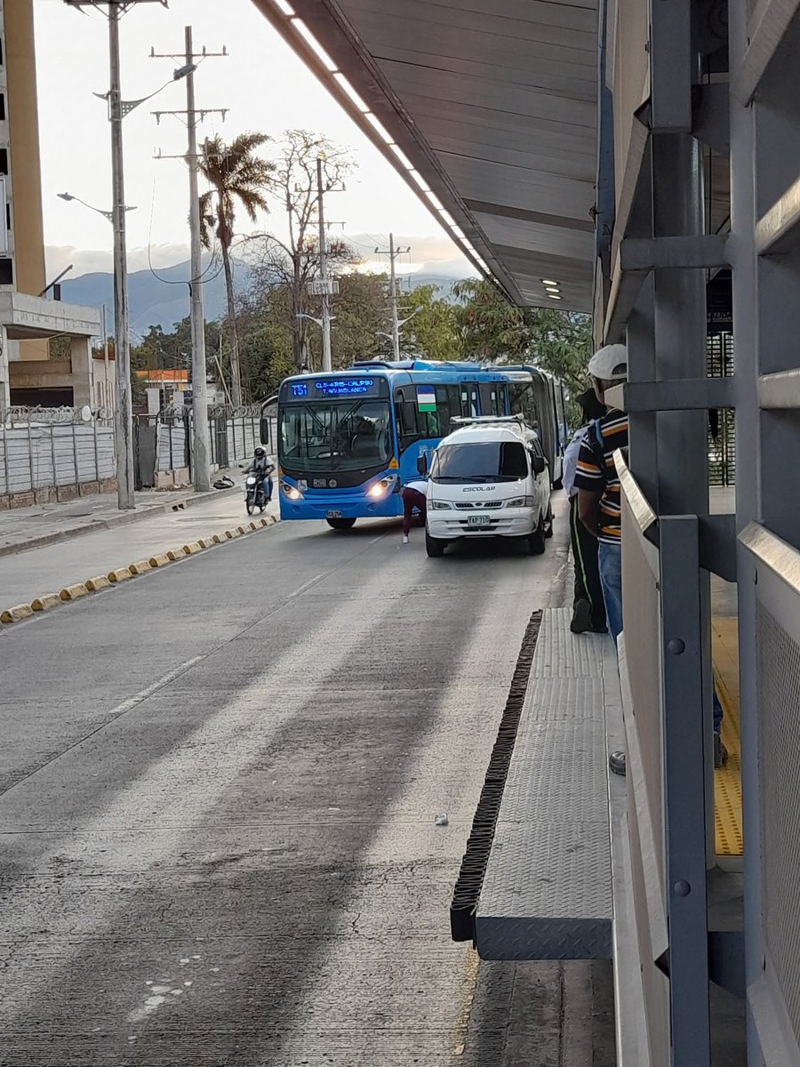 MIO Usuarios🚌 (@miousuarios) on Twitter photo Pirateando y por el carril del MIO, y de ñapa se queda varado.
Estacion Primitivo...
Y luego se quejan de que transito se las tiene montada.
Hay que hacer como dice <a href="/alejoeder/">Alejandro Eder</a> "Me los aprieta bien duro"...
<a href="/MovilidadCali/">Secretaría de Movilidad de Cali</a> <a href="/orozcolgustavo/">Gustavo Orozco</a>
#CaliCiudadEuropea Pirateando y por el carril del MIO, y de ñapa se queda varado.
Estacion Primitivo...
Y luego se quejan de que transito se las tiene montada.
Hay que hacer como dice <a href="/alejoeder/">Alejandro Eder</a> "Me los aprieta bien duro"...
<a href="/MovilidadCali/">Secretaría de Movilidad de Cali</a> <a href="/orozcolgustavo/">Gustavo Orozco</a>
#CaliCiudadEuropea