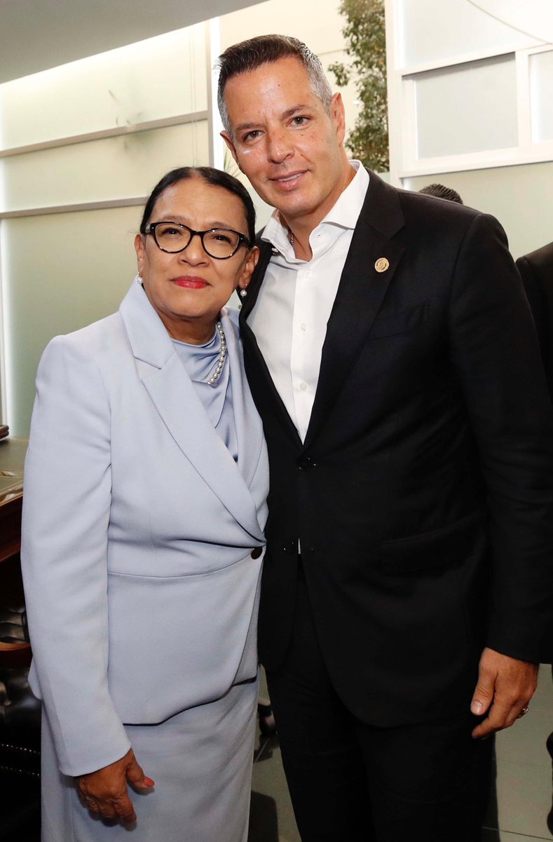 Alejandro Murat (@alejandromurat) on Twitter photo En el <a href="/senadomexicano/">Senado de México</a> recibimos la comparecencia de la Secretaria de Gobernación, Rosa Icela Rodríguez (<a href="/rosaicela_/">Rosa Icela Rodríguez Velázquez</a>), en el marco de la glosa del Informe de Gobierno.
Un informe de resultados y logros en beneficio de México. En el <a href="/senadomexicano/">Senado de México</a> recibimos la comparecencia de la Secretaria de Gobernación, Rosa Icela Rodríguez (<a href="/rosaicela_/">Rosa Icela Rodríguez Velázquez</a>), en el marco de la glosa del Informe de Gobierno.
Un informe de resultados y logros en beneficio de México.