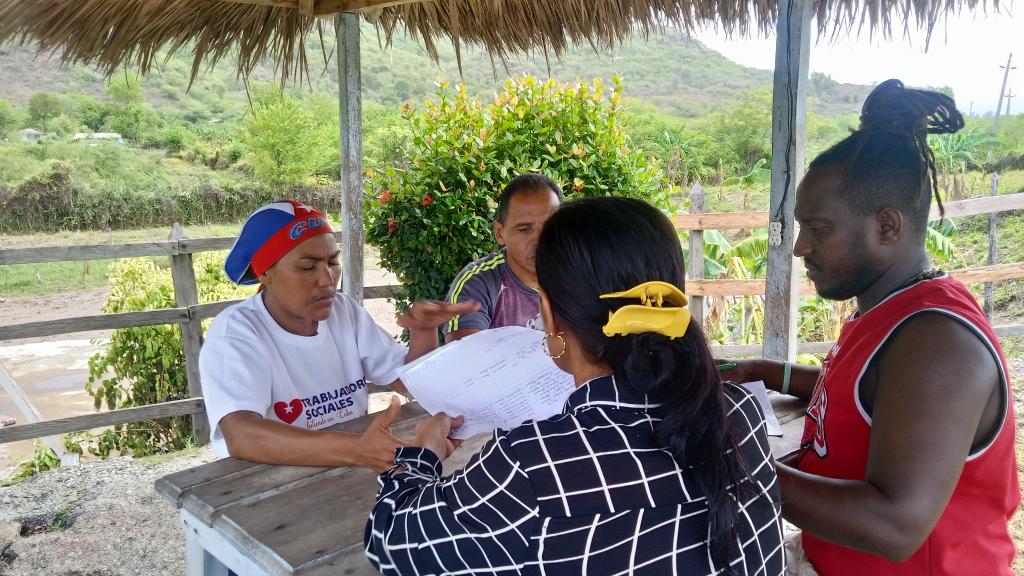 Continúan las labores de recuperación en el municipio de Guamá, en Santiago de Cuba.
Se trabaja en el restablecimiento de puentes afectados y en la evaluación de las perdidas materiales.
#LaLuchaNoHaCesado
#SantiagoDeCuba