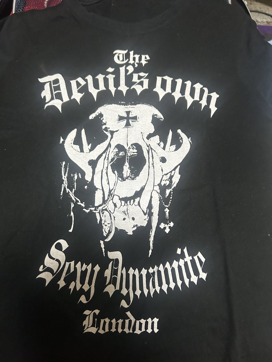 takami2's tweet photo. 昔はセクダイ良く着てました。
HYDEさんのアパレルブランド THE DEVIL'S OWNと、SEXY DYNAMITE LONDONとのコラボTシャツを、新宿丸井ヤング館に買いに行きました。昔からカッコよくセンスあった。😅h-NAOTOや、アルゴンキンと共に良く着用してたなー。
#THEDEVILSOWN
#HYDEアパレル https://t.co/yHpMYNppWJ