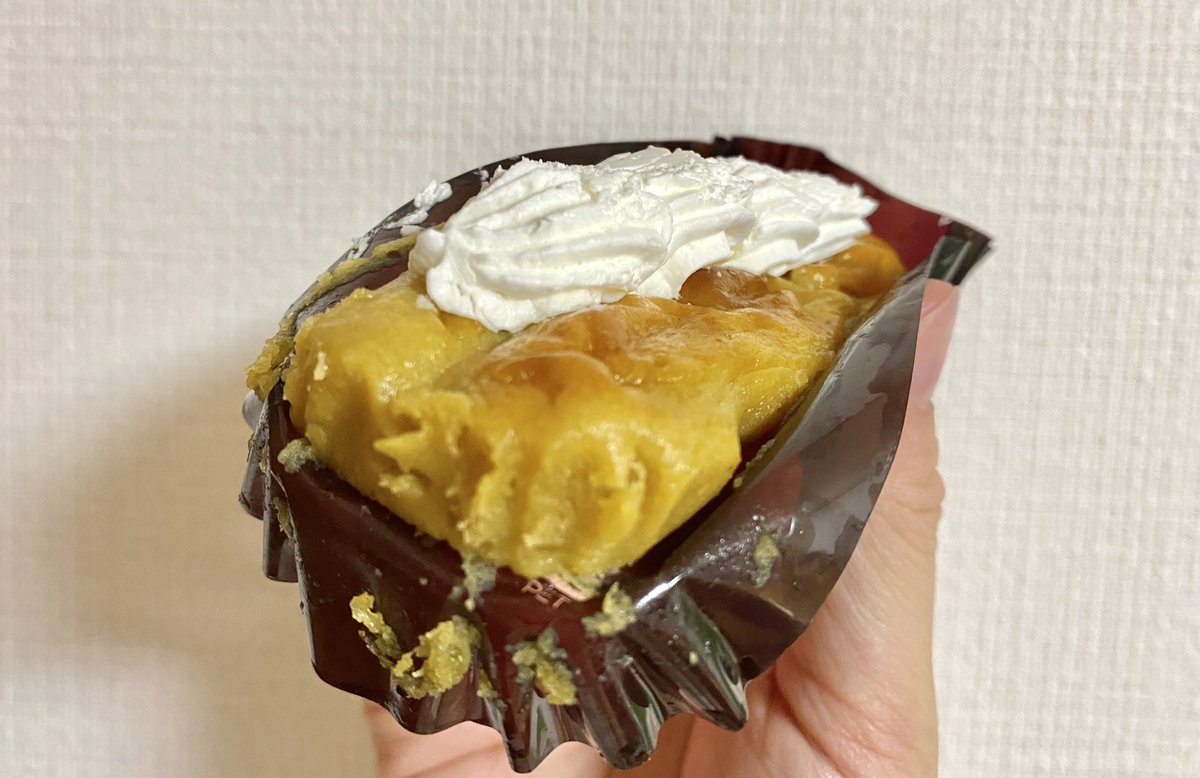 elmomoko's tweet image. これは…ねっちょり系ガチめのスイートポテトだ🍠
#ファミマ #紅はるかのスイートポテト
食感はまさに のっぺり!
もうめちゃくちゃ口の中にまとわりつく
だがそれが良い、芋にはそれを求めてる😏
上に乗ったホイップクリームはほのかに甘くて癒しの味✨