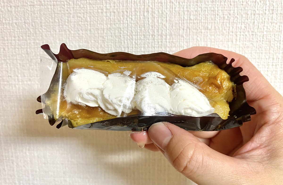 elmomoko's tweet image. これは…ねっちょり系ガチめのスイートポテトだ🍠
#ファミマ #紅はるかのスイートポテト
食感はまさに のっぺり!
もうめちゃくちゃ口の中にまとわりつく
だがそれが良い、芋にはそれを求めてる😏
上に乗ったホイップクリームはほのかに甘くて癒しの味✨