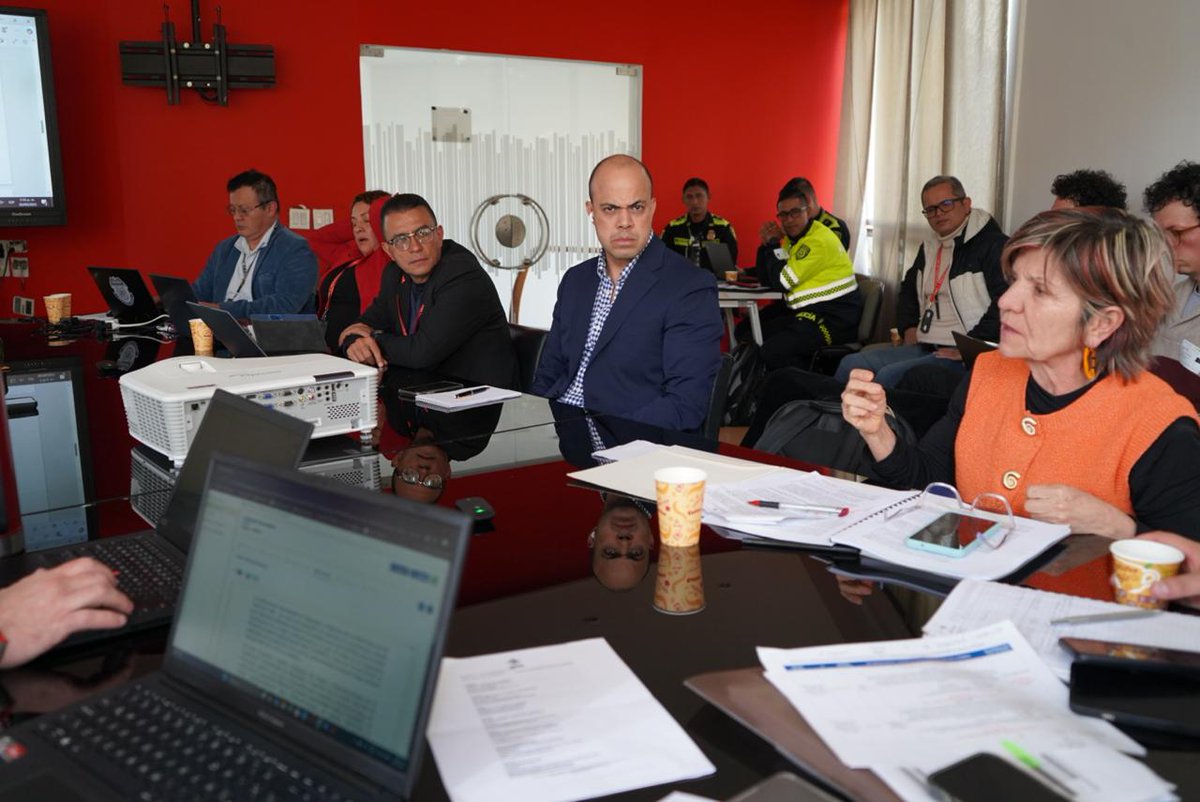 📅#Agenda | Nuestra directora <a href="/GloriaCuartas/">Gloria Cuartas</a> participó en la sesión 157 de la Mesa Técnica de Seguridad y Protección (MTSP), donde se aprobaron medidas materiales de protección en 156 casos. 🛡️✨ 🧵 1/7