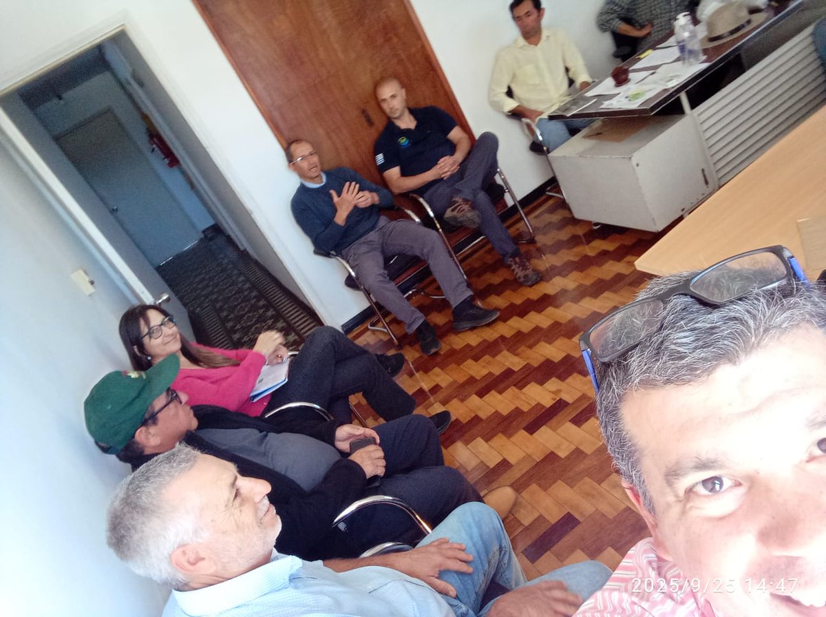 GonzaloJaureche's tweet photo. En Artigas reunión sobre comercialización y producción hortícola local. Participan por @MGAPUruguay #DIGEGRA #DGDR #Unidad de Descentralización, además @midesuy @intendencia_de Artigas @Udelaruy y productores familiares referentes @AlfredoFratti @CarambulaMatias @JLQueirolo https://t.co/fU4pkXgwGX