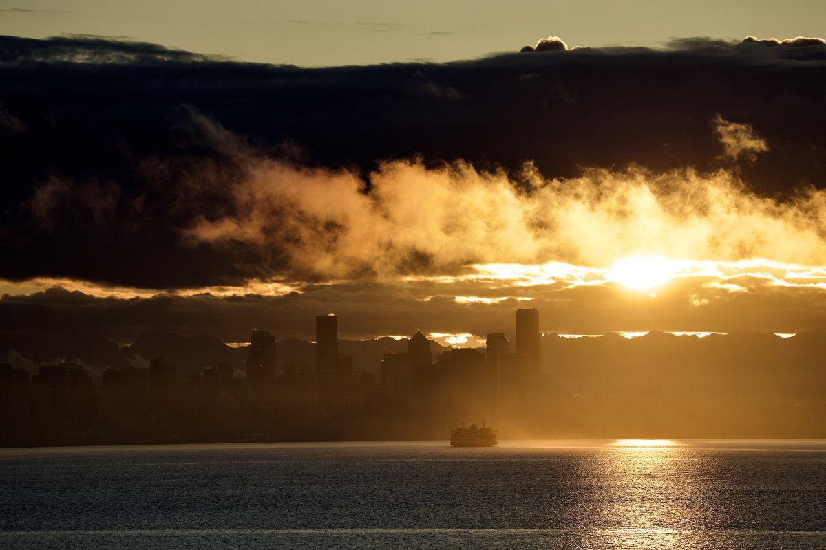 MarkJenkinsMD1's tweet photo. Dramatic sunrise above Seattle, Puget Sound, and the Cascades this morning. A great start to the day. I’m working on my next novel! https://t.co/RafBgxRGlu