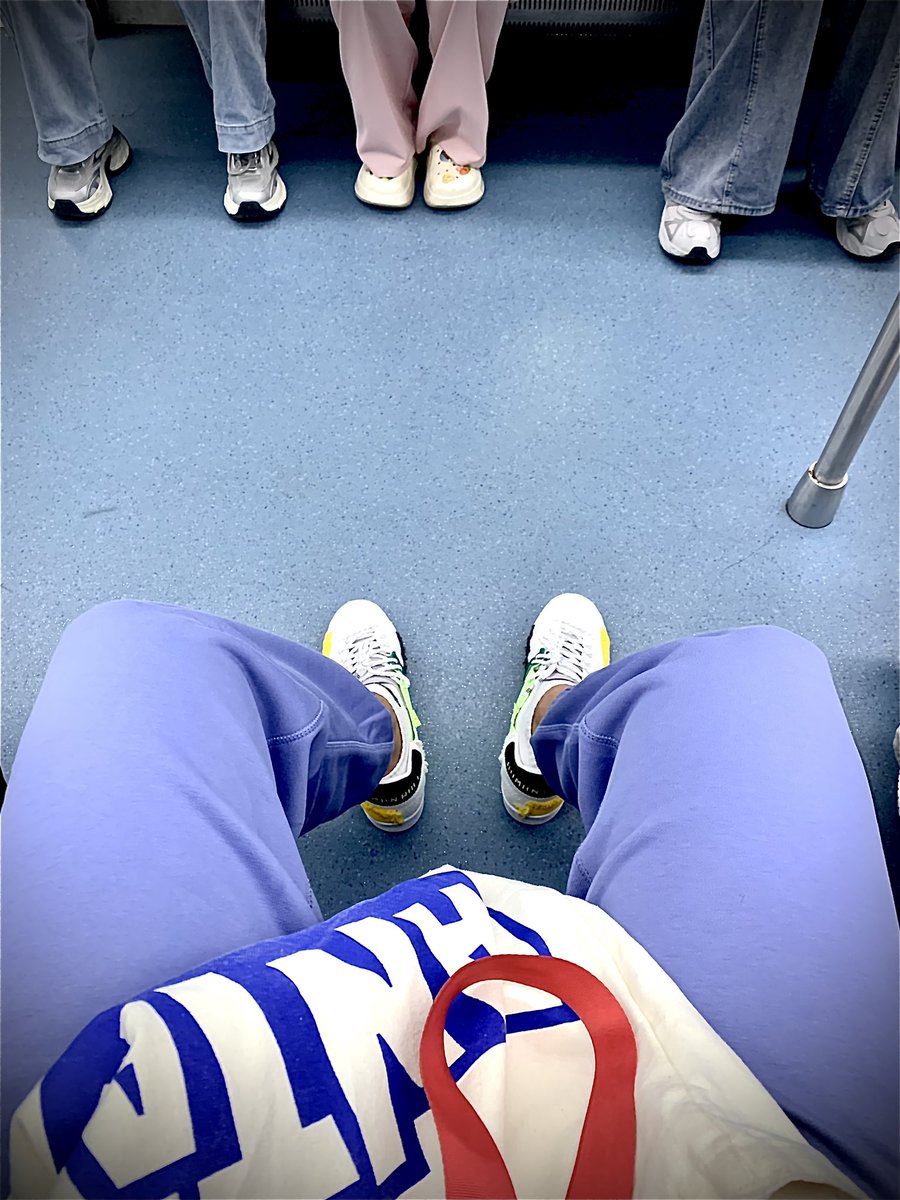 Das100200's tweet photo. 偶遇旧人 是老了 是胖了 还是怀孕了 https://t.co/byrktOg5Gg