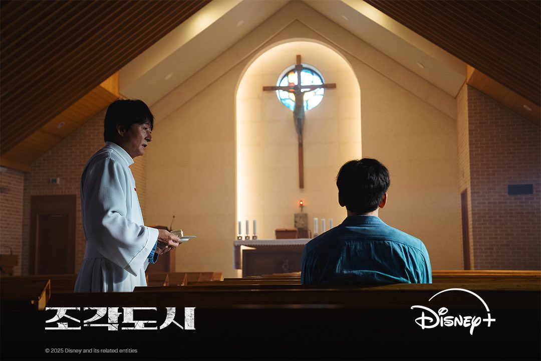 《조각도시》 노용식이 박태중에게 손을 내밀며 선도하는 장면