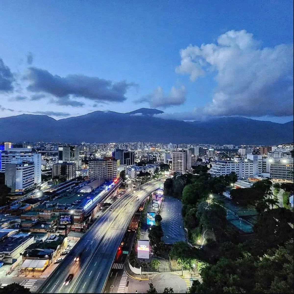 GianlucaCoccon1's tweet photo. Espectacular atardecer
CARACAS desde la Torre Tamanaco Baruta…VENEZUELA 🇻🇪🇻🇪🇻🇪🇻🇪🇻🇪🇻🇪
📸 @gabrielakaf_sg https://t.co/SlimsxE0nB