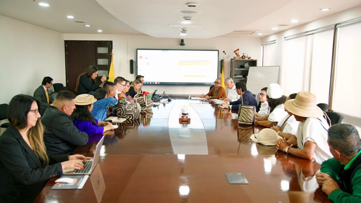 MinSaludCol's tweet photo. El #Minsalud, @GA_Jaramillo , se reunió hoy con la Subcomisión de Salud de la Mesa Permanente de Concertación Indígena que representa a 115 pueblos, para concertar acuerdos sobre Equipos Básicos de Salud -EBS en sus territorios y el fortalecimiento del sistema de salud propio.

Este encuentro reafirma el compromiso del Gobierno del Cambio con los pueblos indígenas, reconociendo su sabiduría, garantizando el derecho a la salud y construyendo, de manera conjunta, un sistema más justo e intercultural.

#ConDignidadCumplimos