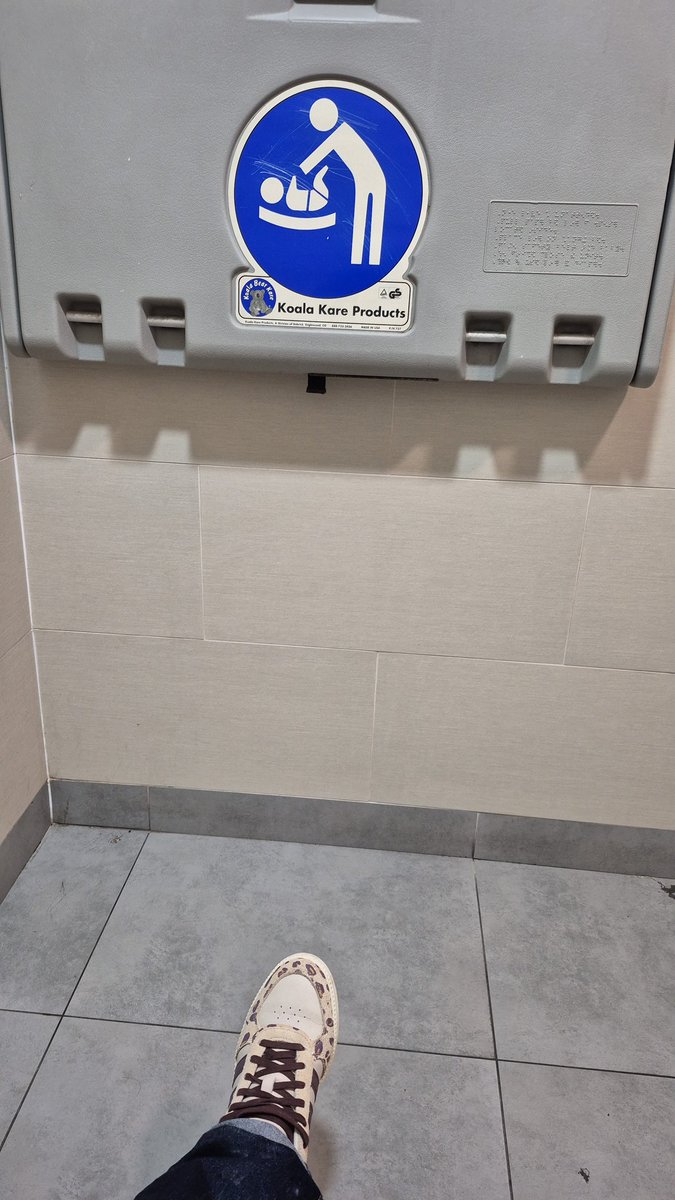 Hoy tuve una urgencia en <a href="/LIDERcl/">Lider.cl</a> Express Costanera  #Antofagasta solicite usar el baño y guardia me respondió "NO se puede usar, perdimos la llave". Subí a mi auto después de comprar, muy cerca pase <a href="/AramcoEstCL/">Aramco Estaciones Chile</a> si me dejo usar el baño, compre. Adivine a quien recomendaré! 👍