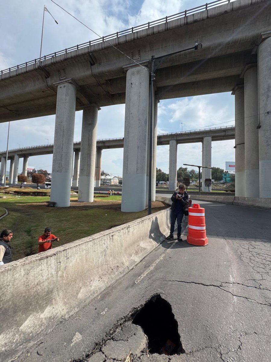 azucenau's tweet photo. 🔴 Reportan otro socavón en la alcaldía Iztapalapa.

👉 El hundimiento tiene una medida de cinco metros de largo y se encuentra en el distribuidor vial de La Concordia.

📸: Alfredo Domínguez 
🗞️: @lajornadaonline https://t.co/UD1nSDqOuB