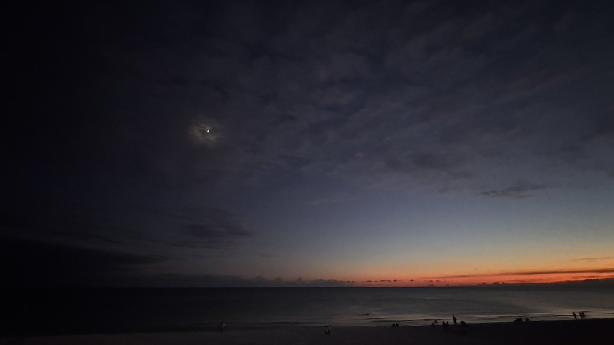 brooksy767's tweet photo. @spann  sunset and the moon Miramar beach, FL https://t.co/MmtrfKGy2F