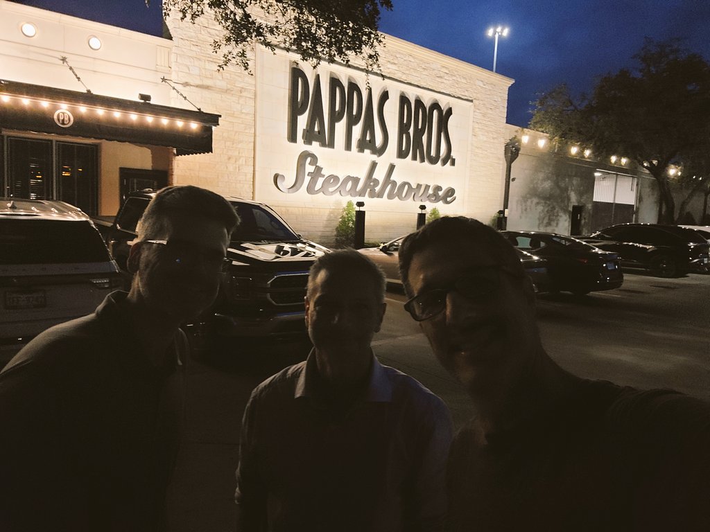 #SSIBlingsinthewild <a href="/SSIBsociety/">SSIB</a> bad lighting. good food. good SSIBlings.