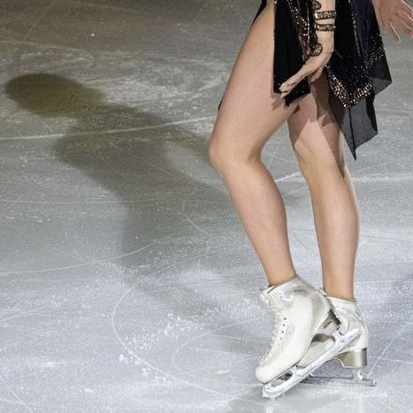 Él es un jugador de hockey que necesita ayuda académica para no perder su lugar en el equipo, y ella es la patinadora que lo va ayudar ¿El problema? Ellos sienten algo por otras personas mientras desarrollan su historia, aunque no saben nada del otro....