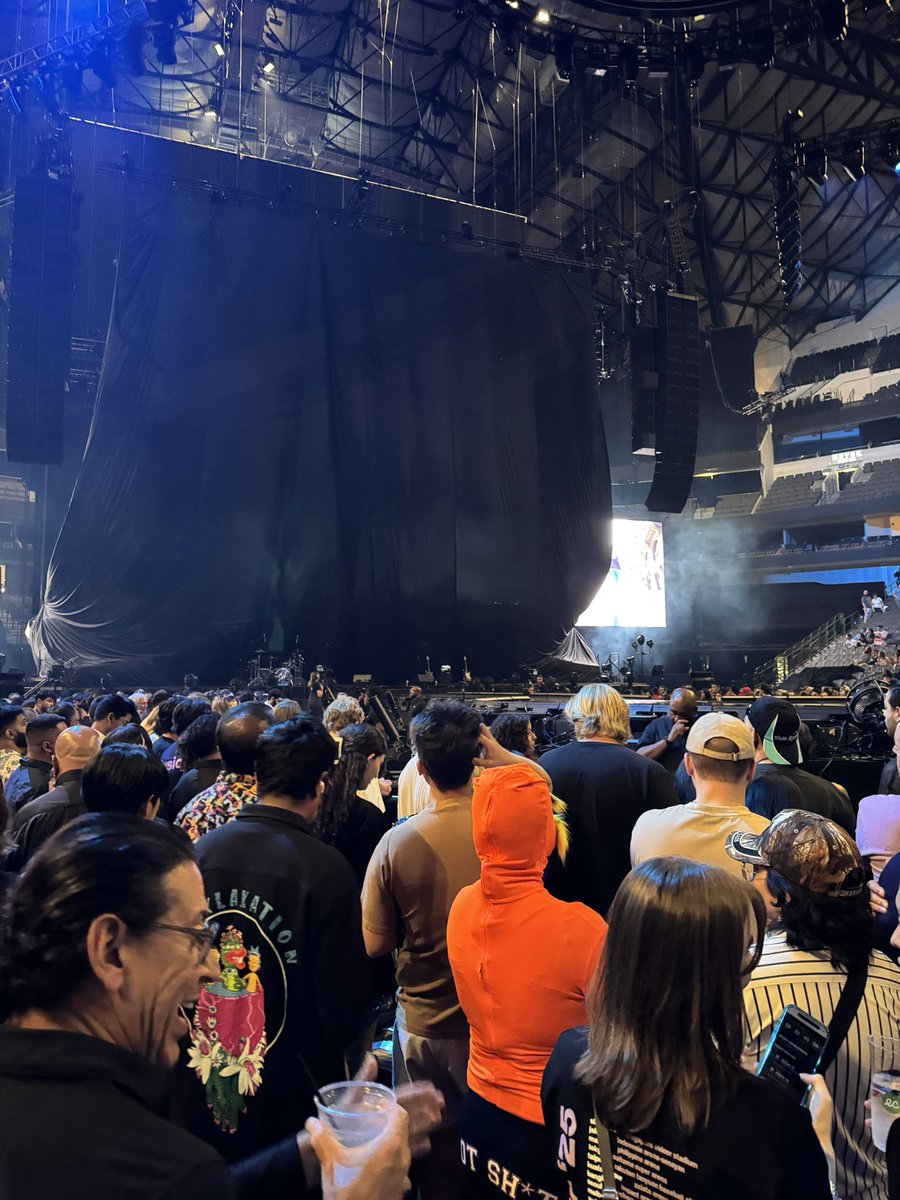 MexMorty's tweet photo. My sister came in clutch and surprised me with floor seats to see @DUALIPA at night one of #RadicalOptimismTour in Dallas, and I might be even closer than I was last year at ACL!!! 😭😭😭🙏🏼🙏🏼🙏🏼 https://t.co/qAQpEujRcS