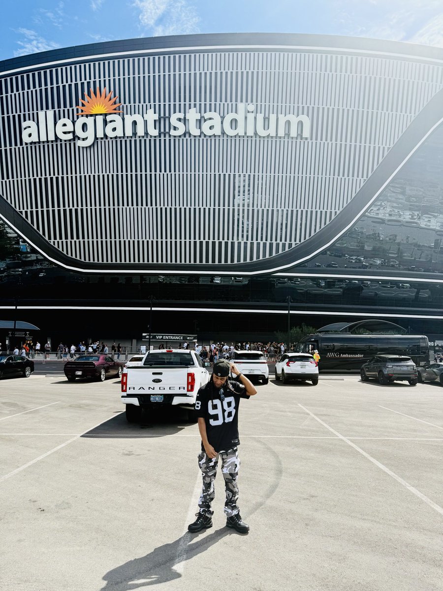 DreadCountDraco's tweet image. @ChicagoBears vs @Raiders business! 🏈 💼  2 of my favorites went at in @AllegiantStadm.🏟️☝️point came between my game day fit being right oh fuckin well lol Bears get the W 25-24! #CHIvsLV #Bears #Raiders #NFL #Week4 #AllegiantStadium #LasVegas #Chicago #Gameday #NFLfootball