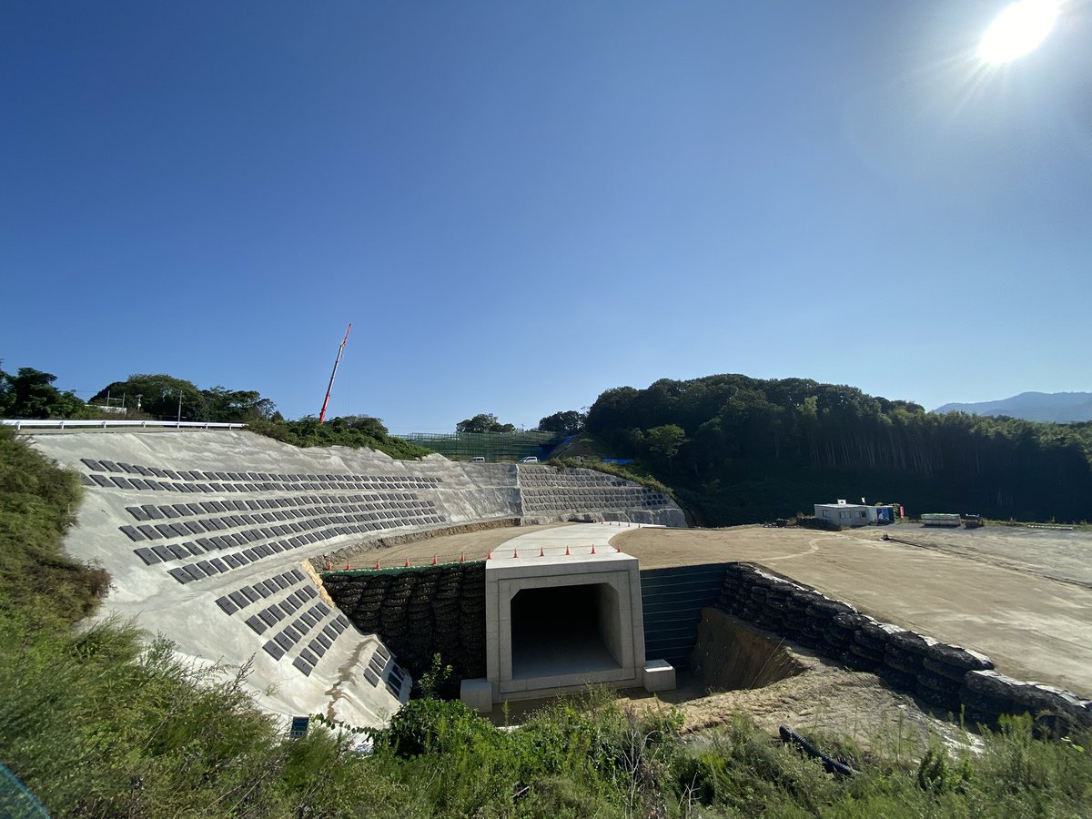 昨日の作業をもって全ての現場作業は終了しました✅
当初は予期せぬ法面崩壊によりマイナスからのスタートとなりましたが、納期を守り無事故無災害で工事完了です。

一年半長いようであっという間の工事でした。
残すところ発注者への引渡しのみとなりましたが最後まで全力で頑張ります👷