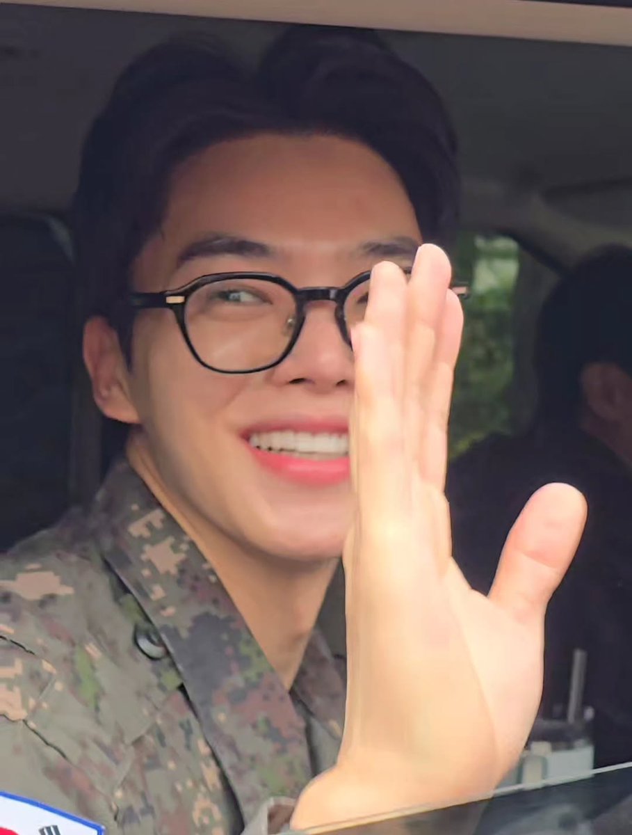 📸 | [FOTOS] — Song Kang saliendo de la base militar hoy 🎉😍

#WelcomeBackSongKang
#강이돌아왔송