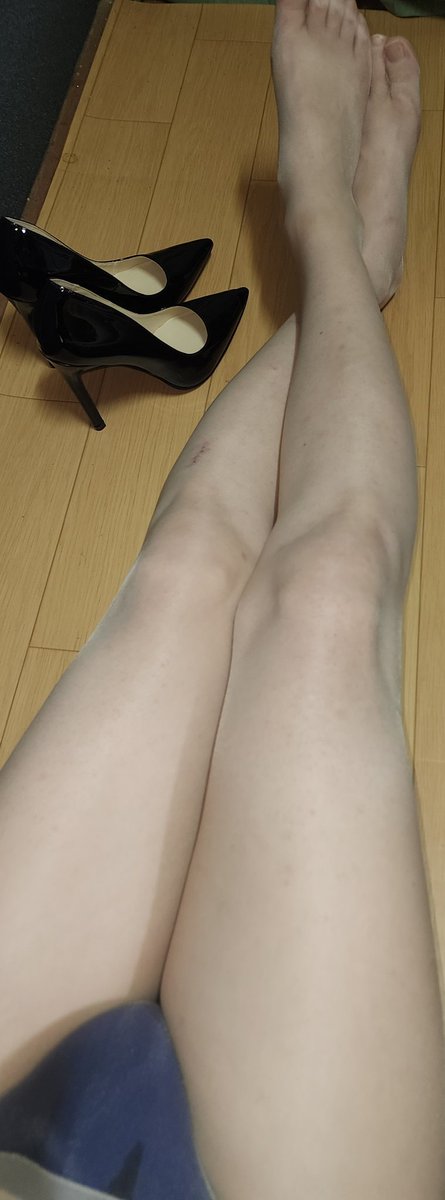 original1one1's tweet photo. 気になっていた０デニールのストッキングが届いたので履いてみた
まるで何も履いていないような薄さしかも触り心地が最高😆
#ストッキング
#足フェチ 
#ハイヒール https://t.co/TbW0GsN6zZ