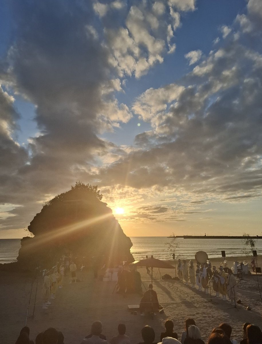 ZwxWy0py26ZzaYu's tweet photo. 今日から10月に入り出雲地方では『神在月』ですね！
毎年旧暦の10月10日に神迎祭がありますので、それまで当分賑やかになりそうですね✨️
2枚目は昨年の平和の祈り火渡りの様子 https://t.co/GCXgjJ4Id7