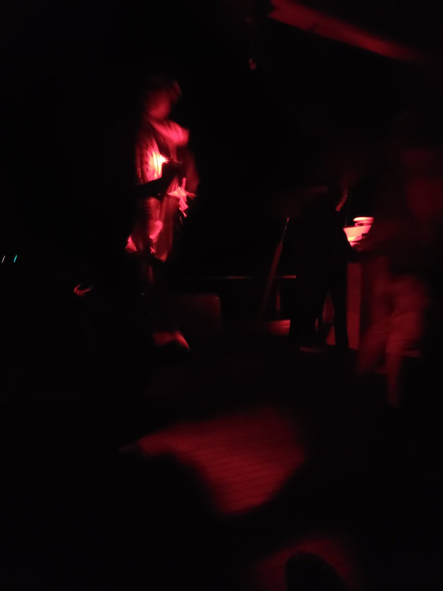 Un gran vaixell de guerra israelià arriba en poc més de mitja hora a la Flotilla i tenim un eixam de drons volant per sobre.
Ara, a coberta de l'Adara, activem tots els protocols de seguretat. 
Estem enacra en aigües internacionals a 240 milles nàutiques de Gaza.

Seguim endavant