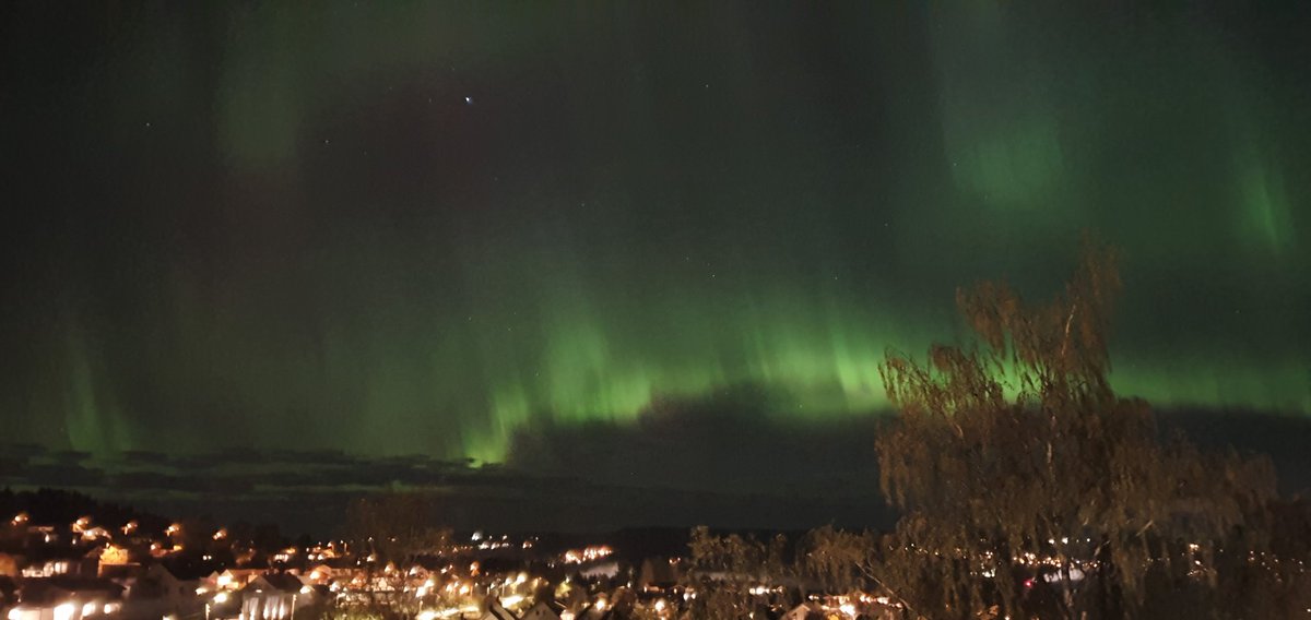 For the first time in my life I have finally been able to witness the northern lights

I have absolutely no words this is mesmerizing, it's so beautiful