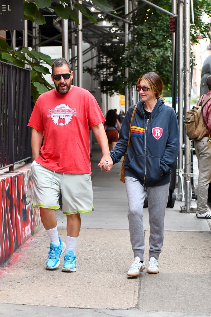 Chicks in the Office tweet media