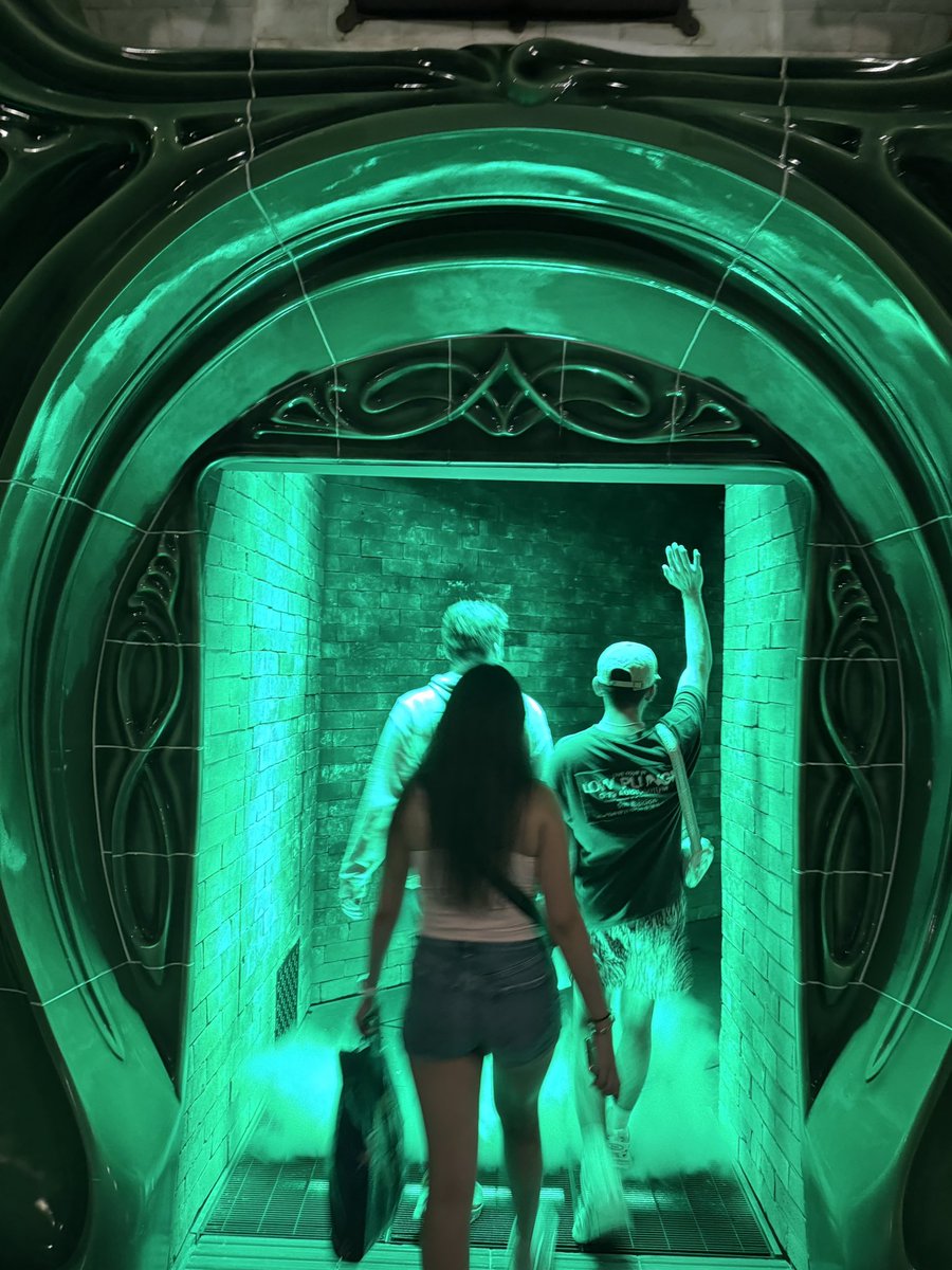 Emilixguerrerx's tweet photo. Beyond this gate = pure magic ✨ #EpicUniverse https://t.co/Z1sj7ogE0e