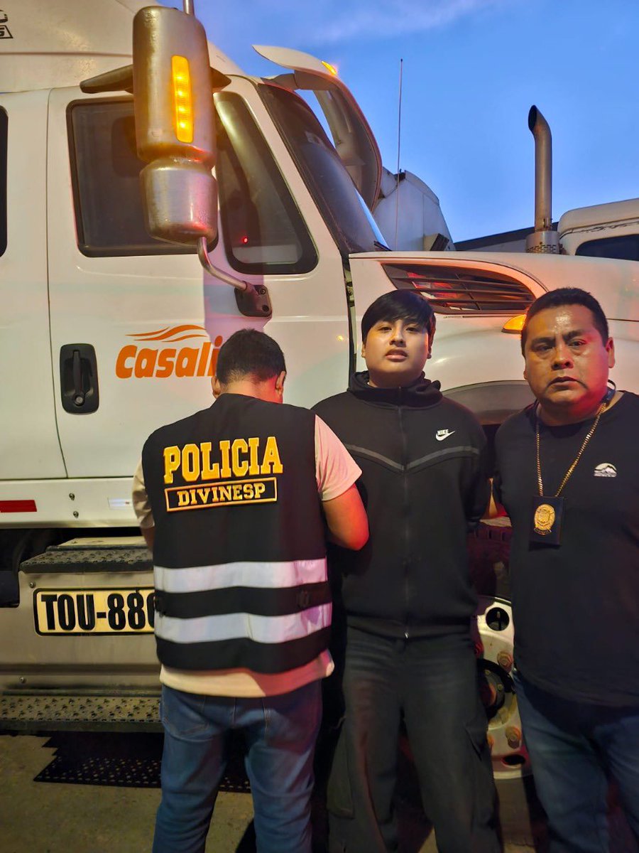 maclorena's tweet photo. Triple Crimen de Florencio Varela. A las 20 horas de argentina detuvieron a pequeño J en Perú al sur de Lima escondido en un camión. Iba al encuentro de su  ladero Miguel Ozorio. https://t.co/AvLcuYLdE3