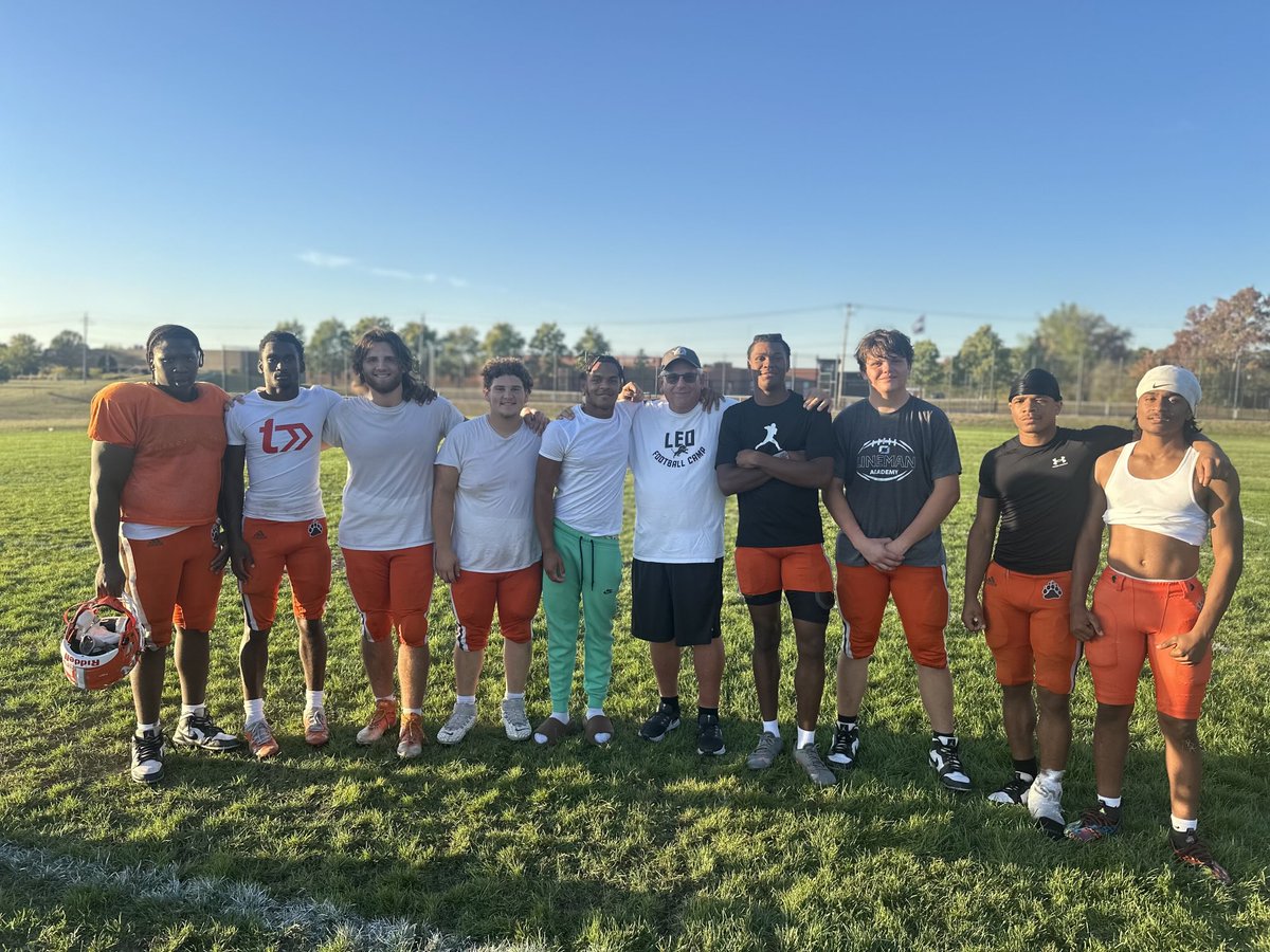 Timothy60585578's tweet photo. Great to talk to the Bruins about the Northrop/Snider rivalry. The best thing was getting a picture with the freshmen players I had who are now seniors. Great to see them doing well. Go Bruins 🏈 https://t.co/5yYqGa1caj