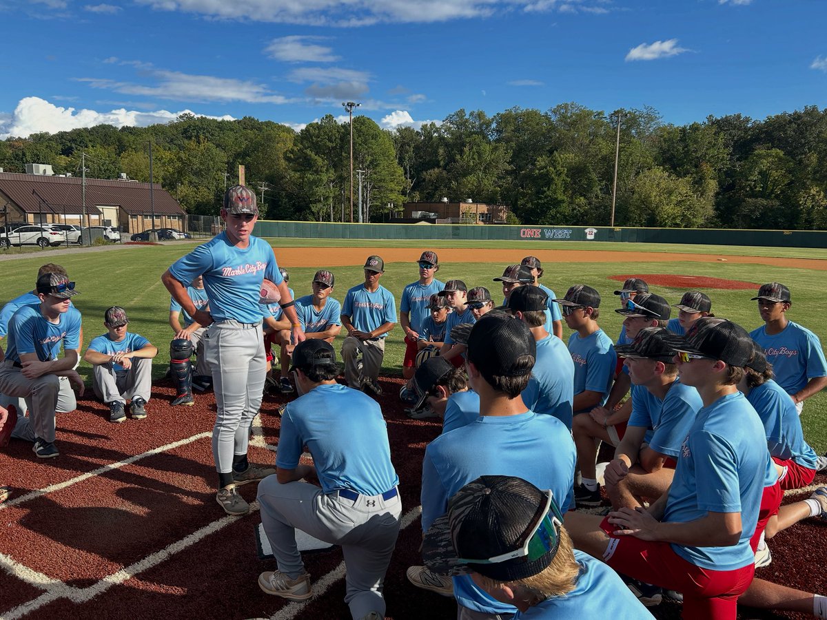 ‘27 JB Moore led this week’s #TeamBuilderTuesday. He delivered a great message, about the importance of doing things with an internal focus on one’s own purpose and finding your “why.”

#RebsBSB 🔵🔴⚾️ | #MarbleCityBoys | #TTW