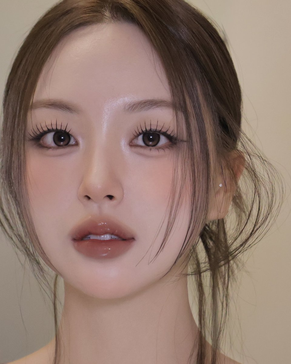 bmmakeup_jp's tweet photo. 天気が涼しくなって最近はこんな色味が惹かれます🍁

instagram -> @bmmakeupofficial @bm_yyun

#벨르메종 #메이크업 #メイク #ベルメゾン #ウォームトーン #ウォ��ムトーンメイク #韓国メイク https://t.co/aIJX6BOoHj