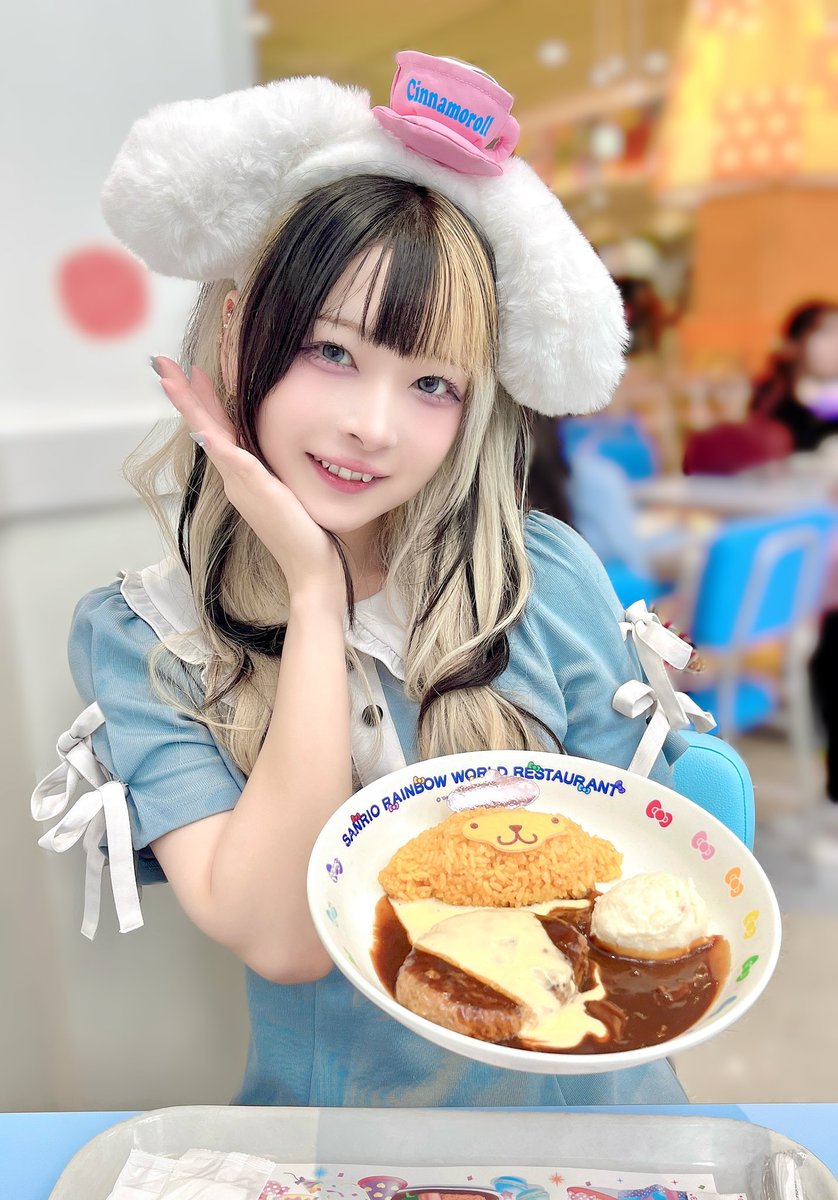 かわいいごはんと写真にうつるときどんなポーズをするのが正解なの〜