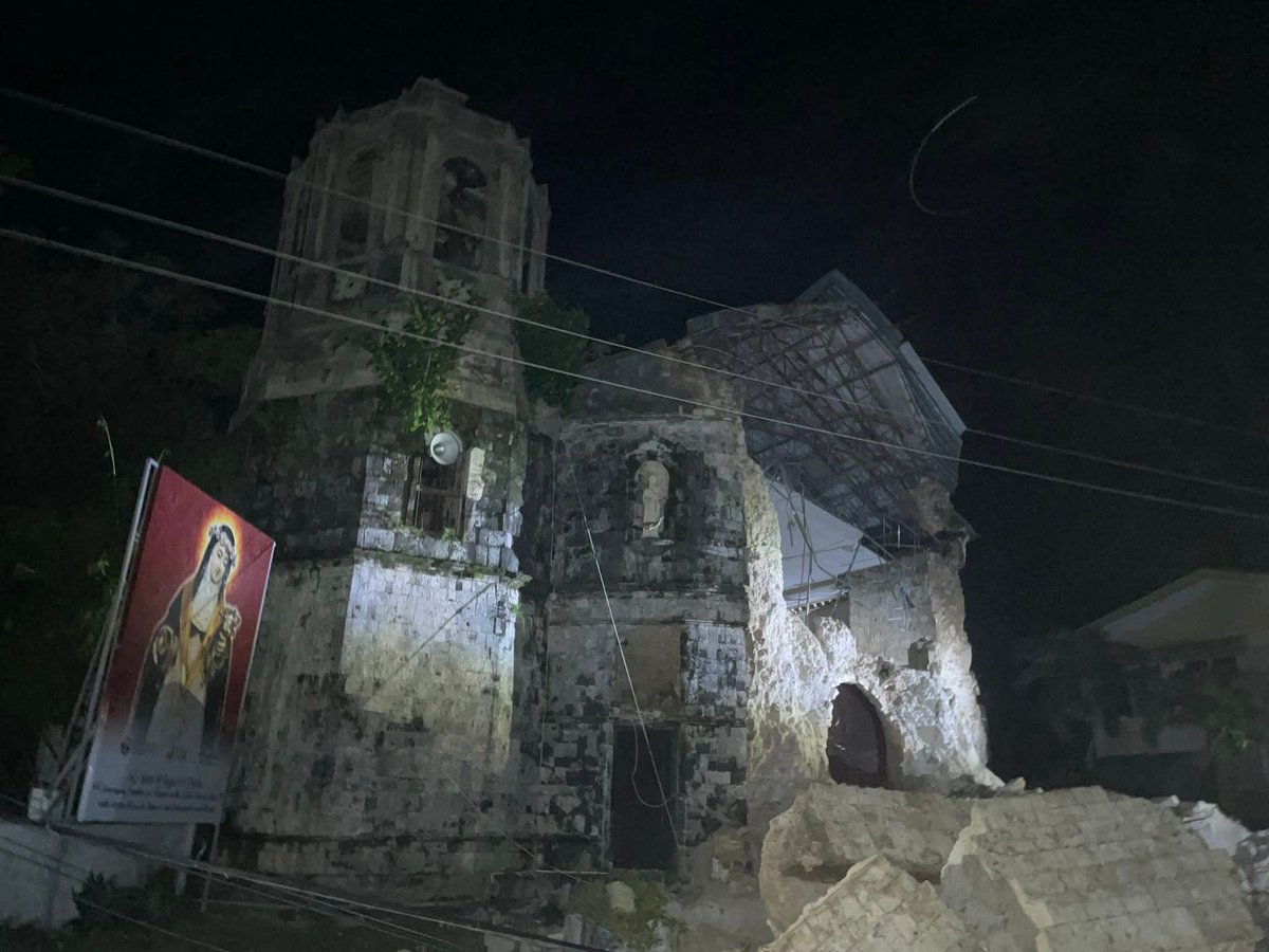 IFRCAsiaPacific's tweet photo. 🚨 BREAKING: A magnitude 6.9 earthquake struck off the coast of Cebu 🇵🇭 at 9:59 PM on 30 Sept.

📍 Epicenter: 21km NE of Bogo City
🌊 Minor sea-level disturbance reported
🏥 @philredcross mobilized ambulances & rapid assessments
⚠️ Residents urged to stay away from the coast

🔒 Safety Tips:
Stay outdoors if aftershocks continue
Avoid damaged buildings
Keep emergency kits ready
Follow official advisories

📸 Philippine Red Cross Cebu Chapter

We stand in solidarity with affected communities. #CebuEarthquake #RedCross #DisasterResponse